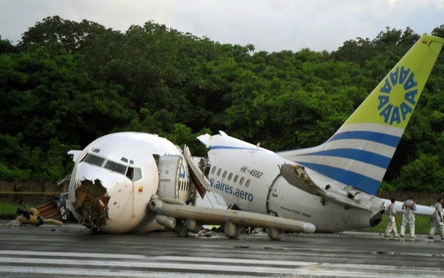 De Boeing 737-700 op de landingsbaan op het eiland San Andrés. Foto EPA