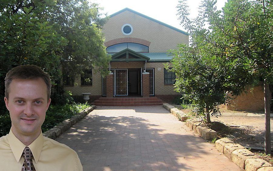 Het gebouw van Mukhanyo Theological College in het Zuid-Afrikaanse KwaMhlanga. De Vries (inzet): „Er is in Afrika veel onkunde onder kerkelijke leiders.” Foto MTC