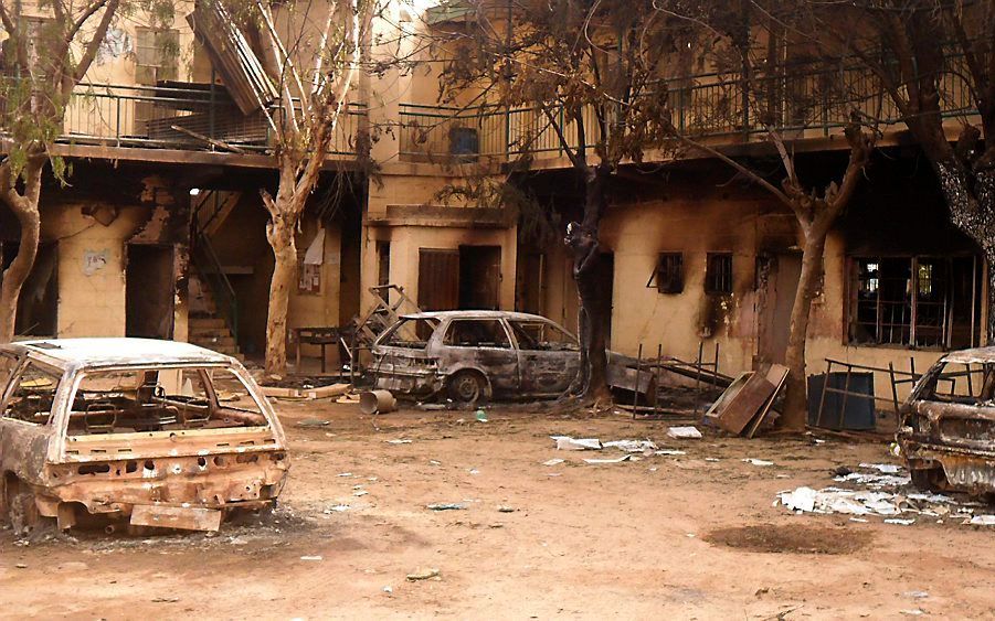 Verbrande auto's in Nigeria na het geweld tijdens de presidentsverkiezingen enkele weken geleden. Ook kerken en huizen van christenen zijn getroffen. Foto EPA