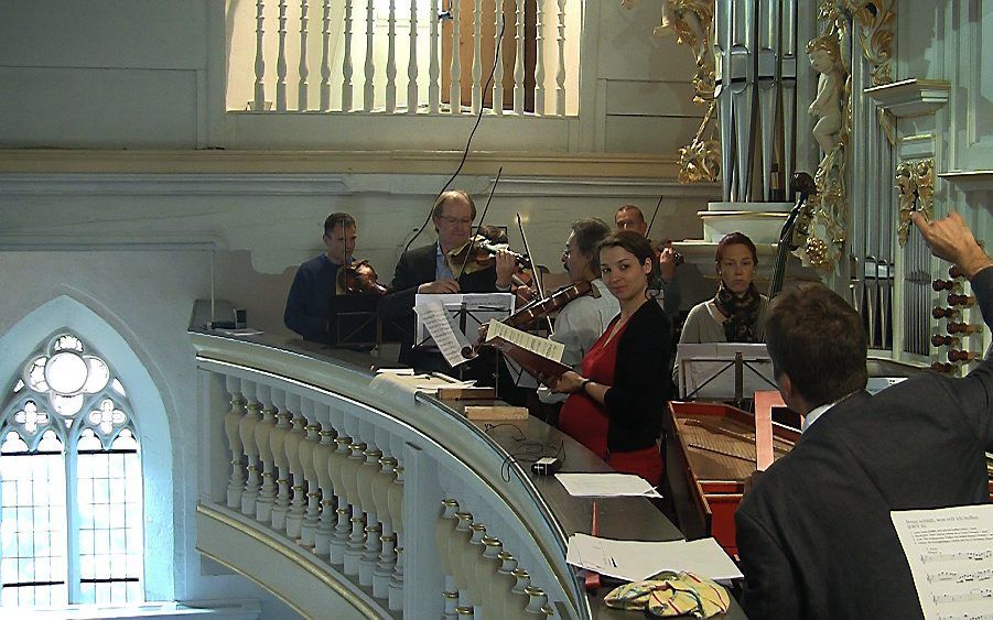 Pieter-Jan Belder en 'zijn' musici op de orgelgalerij in Arnstadt. Foto Albert Brüggen.