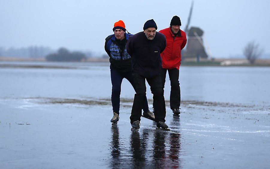 Drie oudere schaatsers, Jochem de Vries, Leo Schuil en Herman van Geest, bonden donderdag de ijzers onder in de Ryptsjerkerpolder. beeld ANP