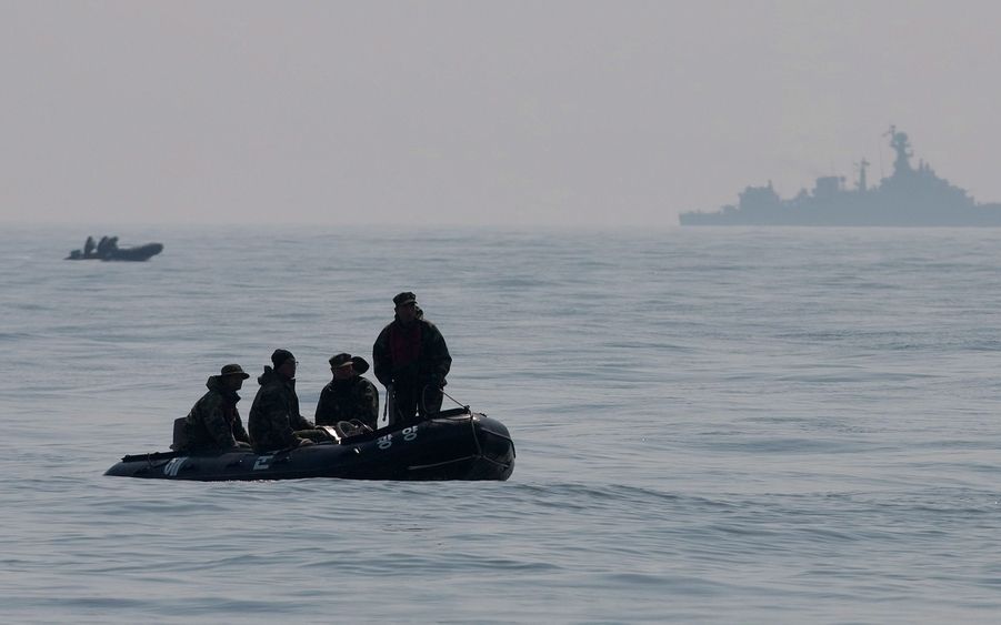 DEN HAAG - De Raad van State, hier in een bedrijfsuitje bijeen op de Stille Oceaan bij Somalië, is een van de hoogste rechtsorganen van Nederland. Foto EPA