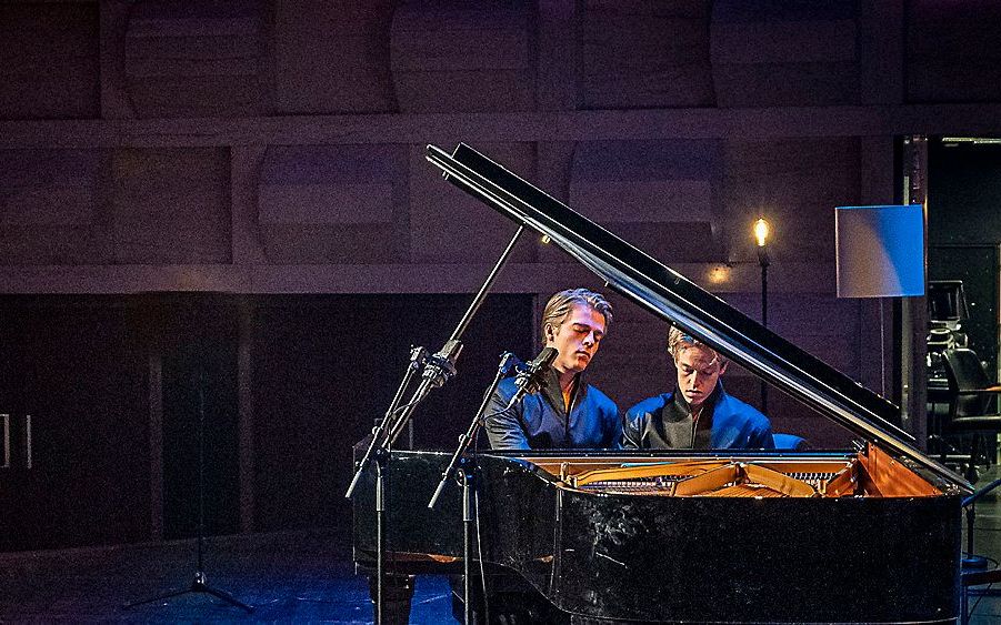 De pianobroers Arthur en Lucas Jussen verzorgden donderdag 23 april de lunchbreak in de Doelen. beeld via dedoelen.nl