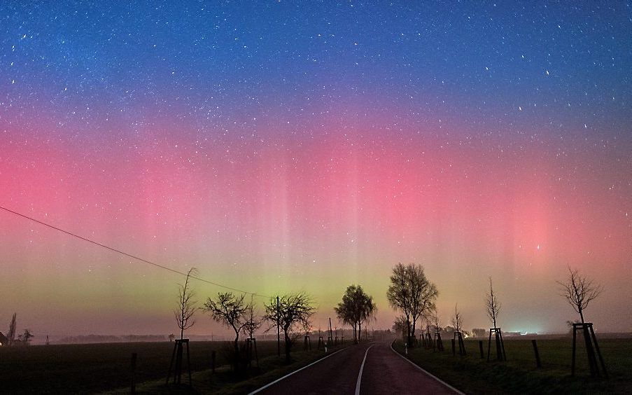 Noorderlicht in de buurt van Lietzen, in de Duitse deelstaat Brandenburg. beeld EPA