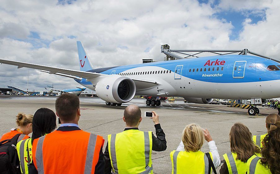 De eerste Nederlandse Boeing 787 Dreamliner komt aan op Schiphol. Het reusachtige toestel kwam vanuit de fabriek in het Amerikaanse Everett. beeld ANP