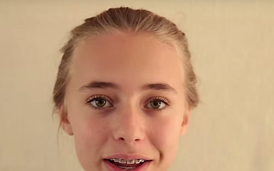 Lotte op haar dertiende. Beeld uit video