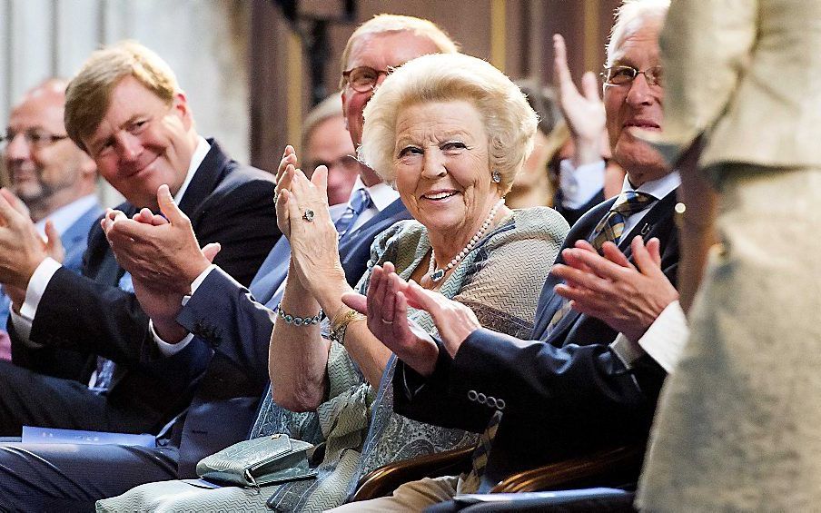 Prinses Beatrix en Koning Willem-Alexander tijdens de uitreiking van de Zilveren Anjers van het Prins Bernhard Cultuurfonds in het Koninklijk Paleis Amsterdam, dinsdag. beeld ANP