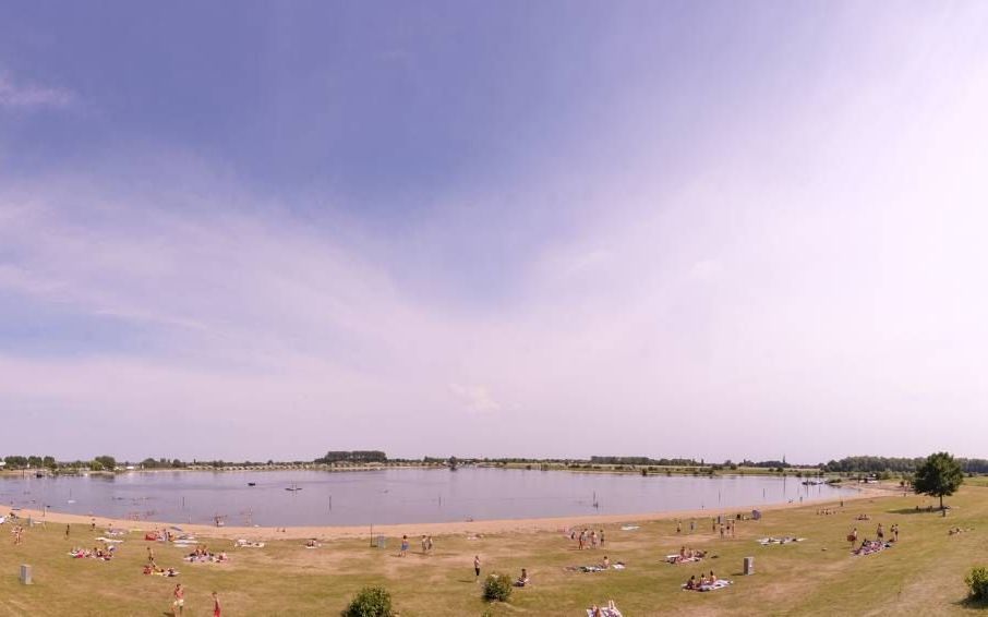 De recreatieplas het Eiland van Maurik is een dode rivierarm van de Nederrijn. beeld Niek Stam