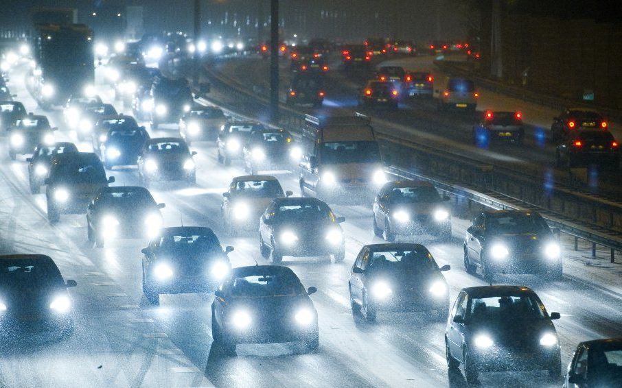 Rijkswaterstaat waarschuwt voor sneeuwbuien die vrijdagmiddag het verkeer in de Randstad parten gaan spelen.  Foto ANP