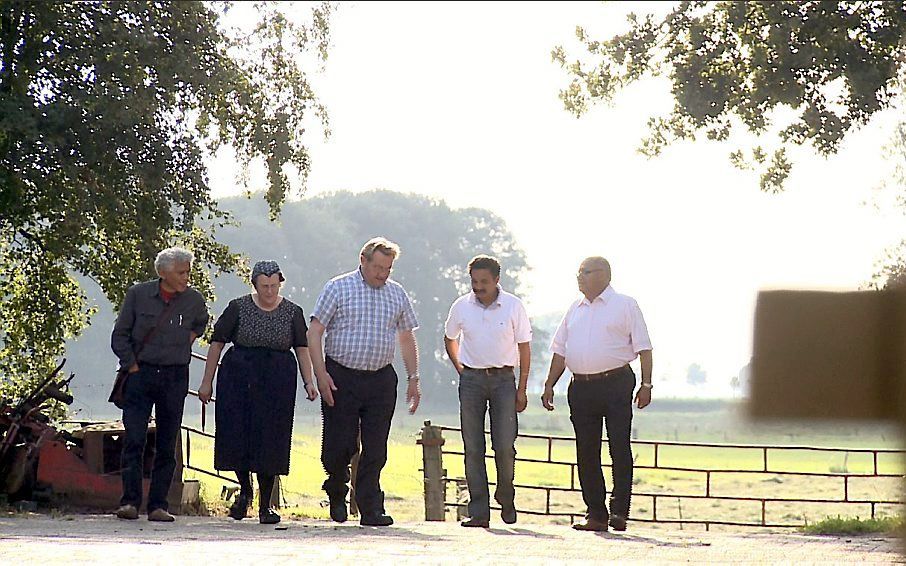 Molukkers en Rouveners in gesprek over het gemis aan wederzijds contact.  Foto uit documentaire