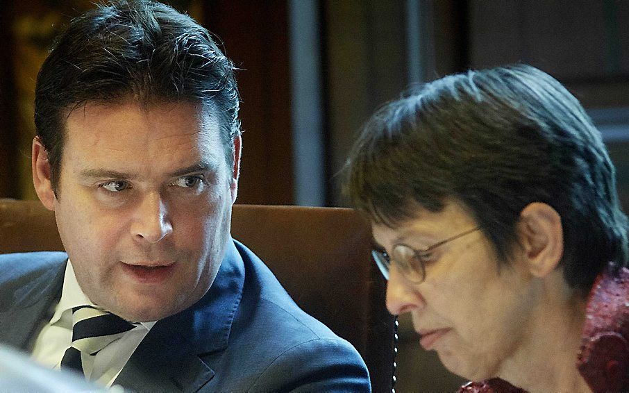 Staatssecretaris Frans Weekers van Financien en staatssecretaris Jetta Klijnsma van Sociale Zaken tijdens het Eerste Kamer debat over de pensioenen. beeld ANP