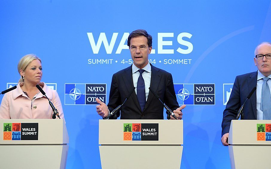 (V.l.n.r.) de ministers Hennis, Rutte en Timmermans tijdens een persconferentie op de NAVO-top in Wales. Beeld EPA