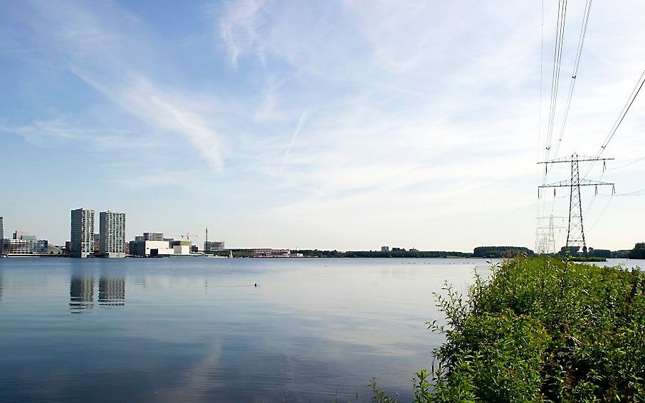 Een hoogspanningsmast in het water bij Almere. beeld ANP