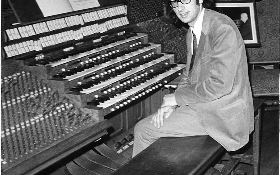 Henk Klop in 1972 aan de klavieren van het huisorgel van Marcel Dupré in Meudon (bij Parijs). beeld RD