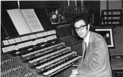 Henk Klop in 1972 aan de klavieren van het huisorgel van Marcel Dupré in Meudon (bij Parijs). beeld RD