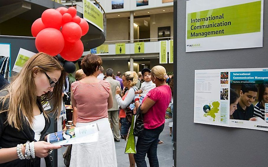 Aankomende studenten laten zich voorlichten over het onderwijsprogramma van de Haagse Hogeschool, beeld ANP, Lex van Lieshout.