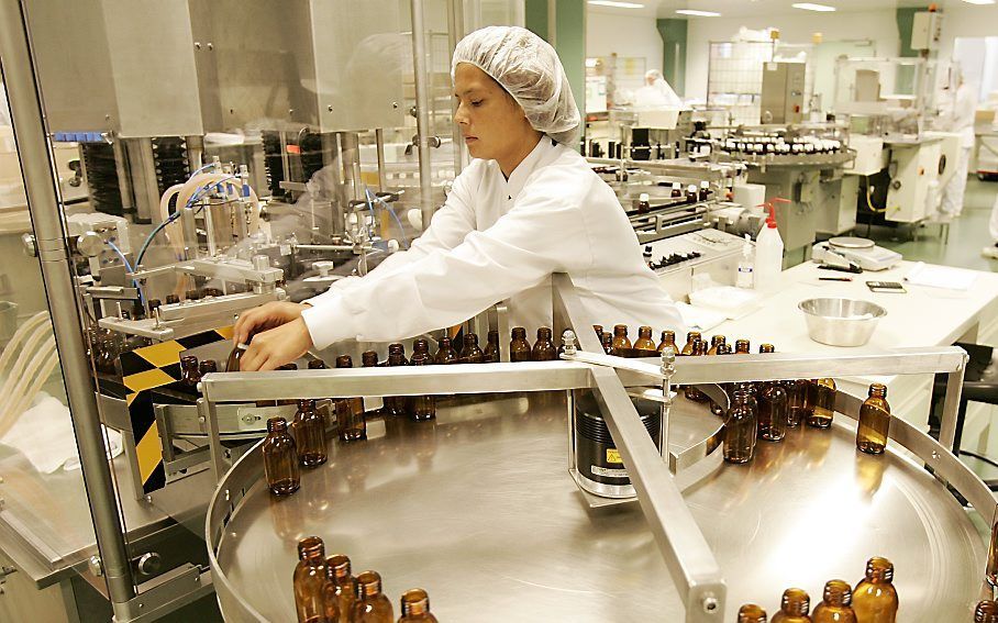 ALKMAAR. Bereiding van homeopathische geneesmiddelen bij farmaceutisch bedrijf VSM in Alkmaar. beeld ANP, Lex van Lieshout