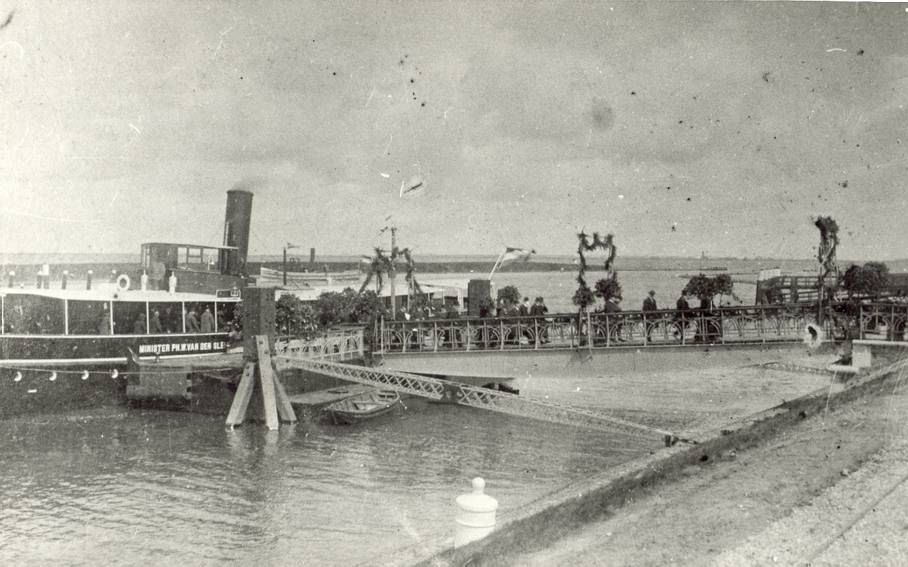 MIDDELHARNIS. De opening van de tramhaven in Middelharnis in 1907.  beeld gemeente Goeree-Overflakkee