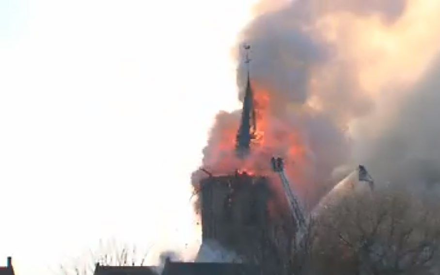 Een brand verwoest op 26 maart 2013 de Sint-Niklaaskerk in het Vlaamse Westkapelle, net over de grens tussen Nederland en België. beeld uit video