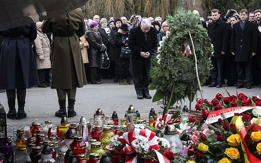 De bemanning van het toestel met Poolse prominenten dat in 2010 in dicht mist in Rusland neerstortte, is onder druk gezet om de landing ondanks het slechte zicht door te zetten. Nieuw onderzoek van de opnames van de laatste cockpitgesprekken heeft dat uit