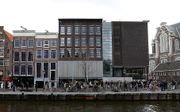 Toeristen staan in de rij voor het Anne Frank Huis aan de Prinsengracht in Amsterdam. beeld ANP