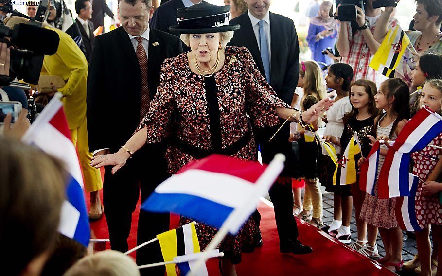 Koningin Beatrix bij aankomst voor een bezoek aan het hoofdkantoor van Brunei Shell Petroleum. Foto ANP