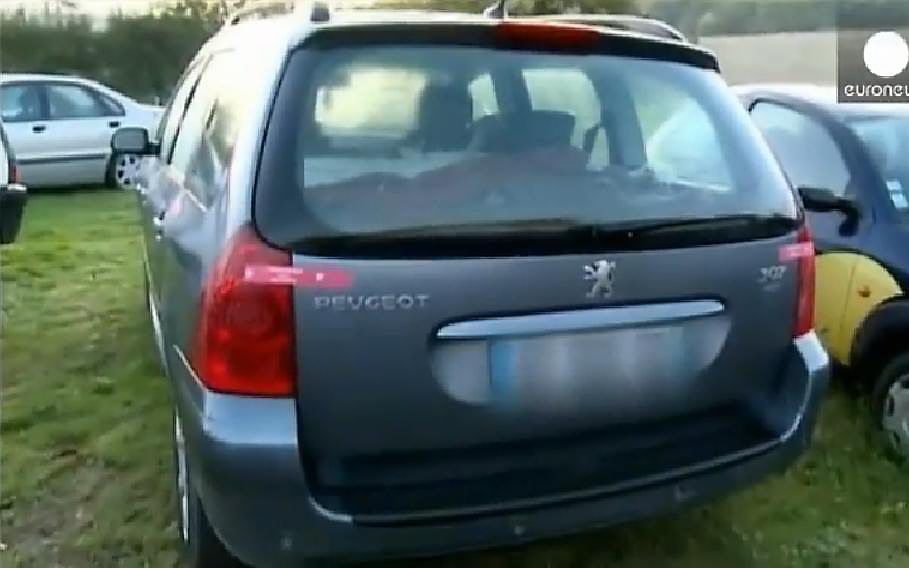 YouTube-beeld van de Peugeot waarin een Portugese vrouw in Frankrijk haar kind maandenlang verborg. beeld RD