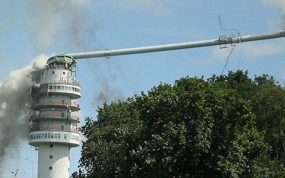 Het instorten van de zendmast in Smilde. Foto ANP