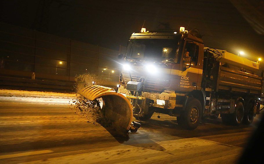 Een strooiwagen van Rijkswaterstaat bestrijdt de gladheid. Foto ANP