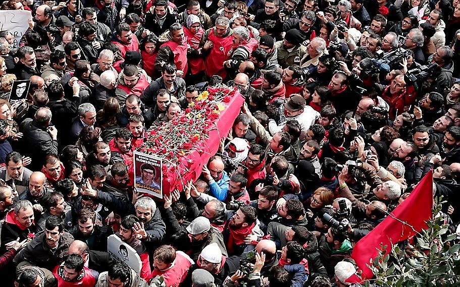 De kist met het lichaam van de jongen wordt woensdag door Istanbul gedragen. Foto EPA