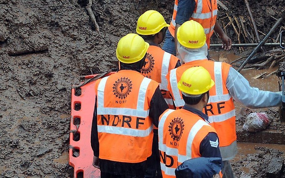 Reddingwerkers zoeken naar lichamen van slachtoffers. beeld AFP