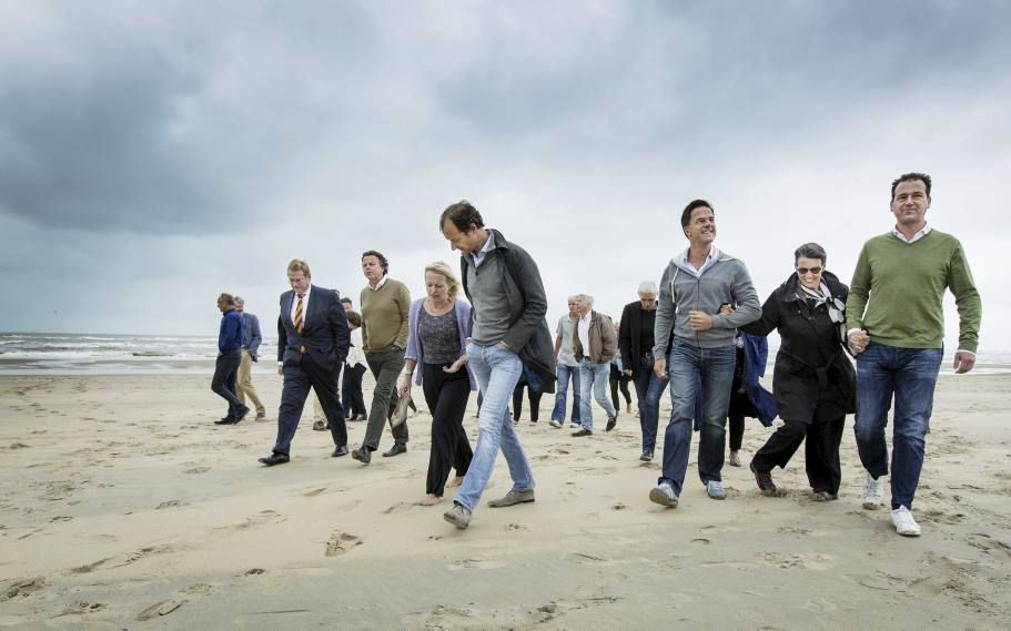 Op de jaarlijkse heidag die het kabinet onlangs belegde op het Wassenaarse strand zal premier Rutte zijn team zeker hebben ingepeperd dat zorgvuldig coalitieoverleg over heikele kwesties geboden is. beeld ANP