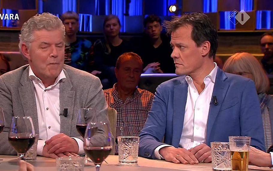 Ds. Paul Visser (l.) en Tijs van den Brink aan tafel bij Pauw. beeld RD