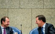 Premier Mark Rutte (r.) en minister Eric Wiebes van Economische Zaken en Klimaat (VVD) tijdens een Kamerdebat over de afschaffing van de dividendbelasting. beeld ANP