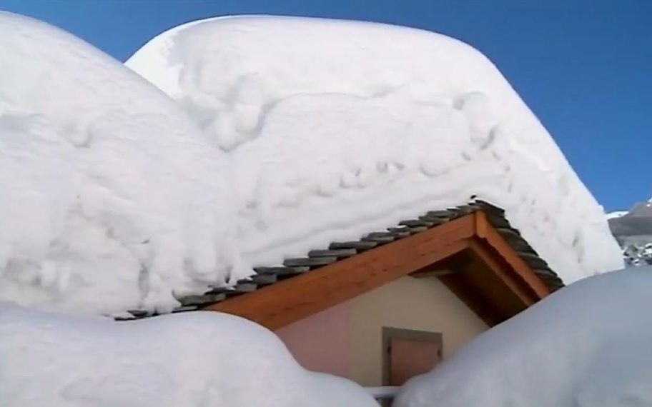 Een dorp in de Noord-Italiaanse regio Lombardije is bedekt met een sneeuwdeken. beeld YouTube