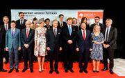 Koning Willem-Alexander poseert samen met Koning Filip en Koningin Mathilde en andere prominenten voor een groepsfoto voorafgaand aan de opening van de Frankfurter Buchmesse. beeld ANP