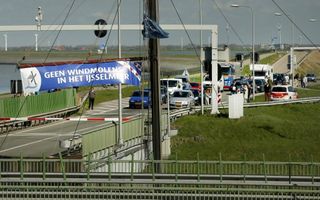 Actievoerders legden in april vorig jaar het verkeer op de Afsluitdijk ter hoogte van het Friese Kornwerderzand stil uit protest tegen de plannen voor een windmolenpark in het IJsselmeer. beeld ANP