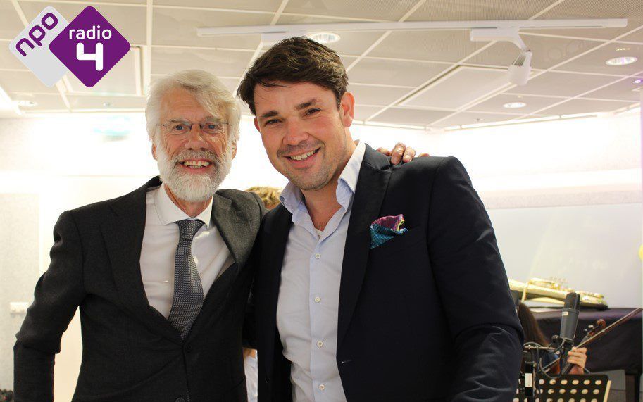 Prof. Erik Scherder (l.) samen met presentator Ab Nieuwdorp tijdens de opening van ”Klassiek Geeft”. beeld NPO Radio 4