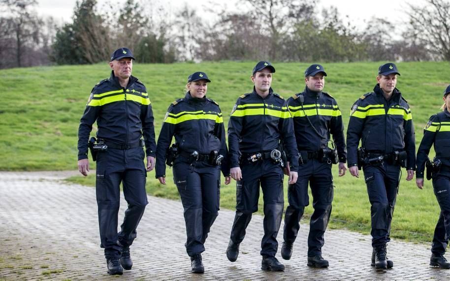 „Het uitsluiten van vrouwen die bij de politie kunnen en willen werken, alleen omdat zij een hoofddoek dragen, houdt een beperking in van hun grondrechten.” beeld ANP, Jerry Lampen