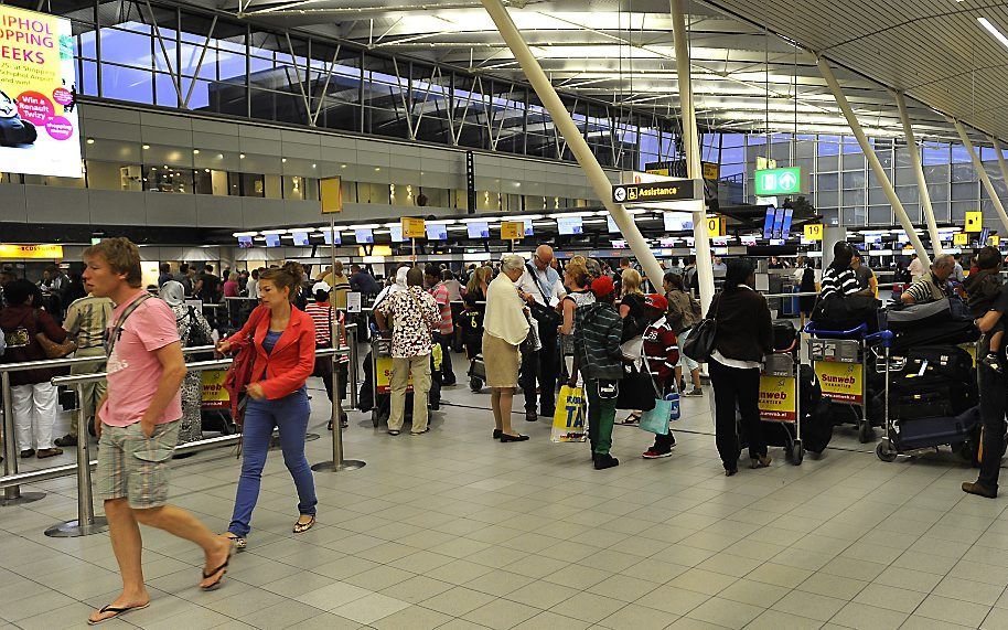 De eerste reizigers vrijdagochtend op Schiphol. Foto ANP