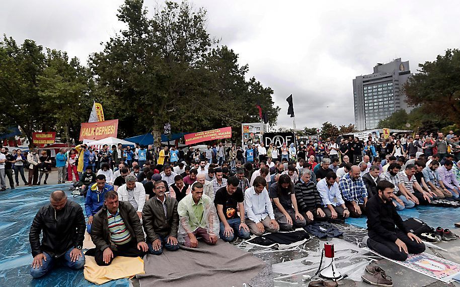 Activisten bidden in het Gezipark. Beeld EPA