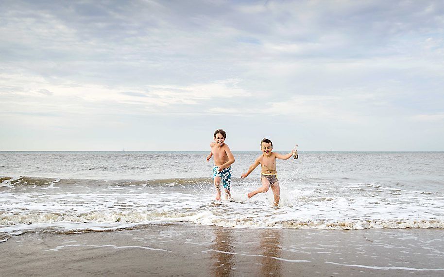 Jongens spelen in de zee bij Scheveningen. Foto ANP