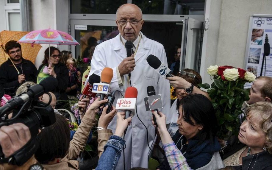 Prof. Bogdan Chazan in gesprek met journalisten voor het ziekenhuis van de Heilige Familie in Warschau, 15 juni. De gynaecoloog kwam onder felle kritiek nadat hij had geweigerd een abortus uit te voeren. Foto EPA