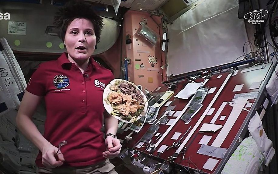 De Italiaanse astronaute Samantha Cristoforetti met haar favoriete gerecht. beeld uit video YouTube