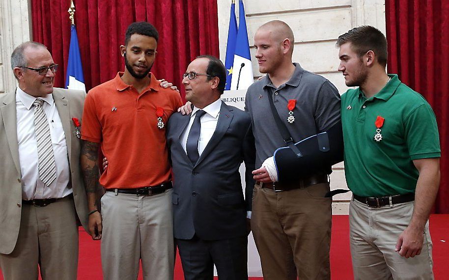 Vier mannen die vrijdag een aanslag verijdelden in een Thalys van Amsterdam naar Parijs, hebben maandagochtend de hoogste onderscheiding in Frankrijk gekregen. Ze kregen de Légion d’Honneur (Legioen van Eer) uit handen van de Franse president François Hol