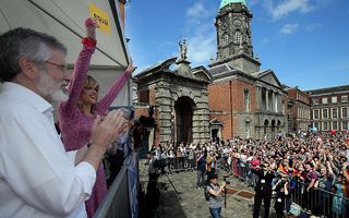 Leider van Sinn Fein Gerry Adams zwaait naar voorstanders van het homohuwelijk in Dublin. Beeld AFP