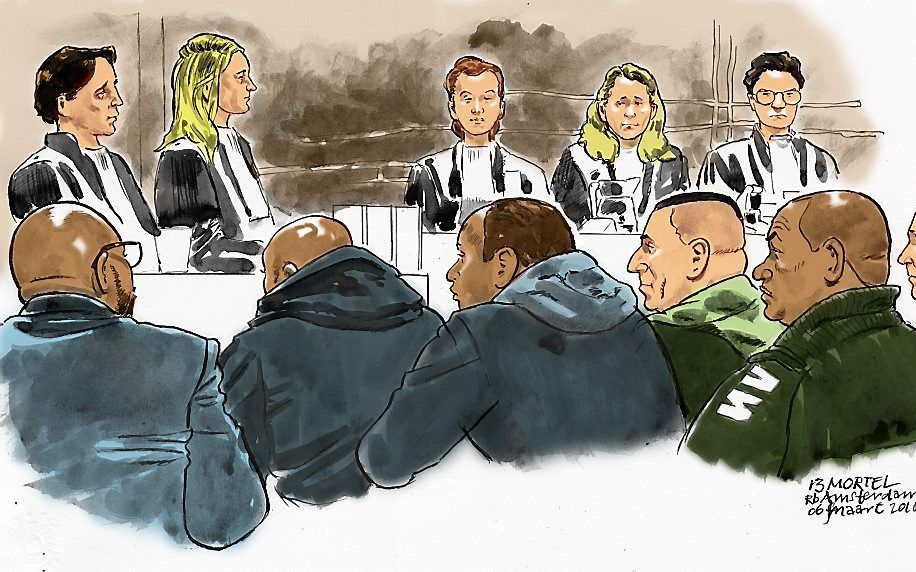 Rechtbanktekening van verdachten (vlnr) Djurgen W., Cedric R, Wendell R., Giovanni D., Benito L en Tony D.. 2e van rechts achter voorzitter mevr. mr. C.de Lemos Benvindo tijdens de zaak 13 Mortel, beter bekend als de vergismoord op dj Djordy Latumahina. b