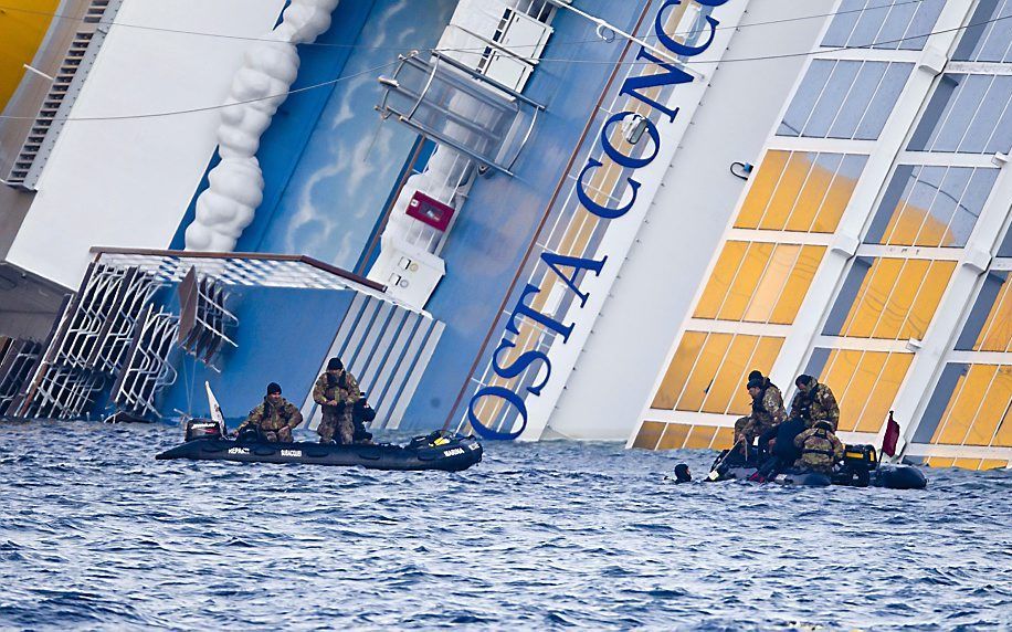 Duikers bij de Costa Concordia. Foto EPA