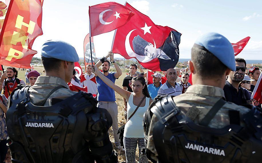 Op de snelweg richting de rechtszaal bij Istanbul waar uitspraak is gedaan in een zaak tegen onder anderen hoge militairen, zijn rellen uitgebroken tussen demonstranten en de oproerpolitie. De demonstranten kregen geen toestemming naar de rechtbank te rij