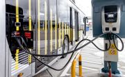 „Efficiënter vervoer, waaronder met name de overschakeling op elektrisch vervoer, is een belangrijk middel om de uitstoot van fijn stof te beperken.” Foto: elektische bus op Schiphol. beeld ANP